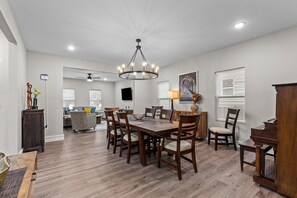 Dining - 5BR home near SLU wtih EV charger (St Louis)