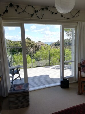 Interior - The perfect place to relax and unwind! An easy walk to a safe swimming beach (Waiheke Island)