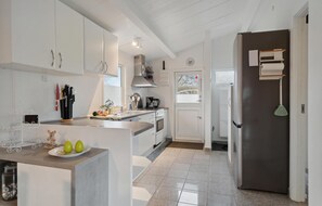 Fridge, microwave, stovetop, dishwasher - Nice home in Slagelse with WiFi (Slagelse)