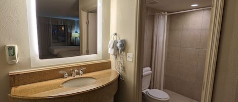 Chambre Deluxe | Salle de bain | Douche, séchoir à cheveux, serviettes fournies, savon