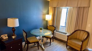 Kamar Deluks | Area keluarga | Televisi LED 32-inci dengan saluran TV digital