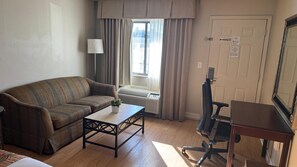 Kamar Deluks | Area keluarga | Televisi LED 32-inci dengan saluran TV digital