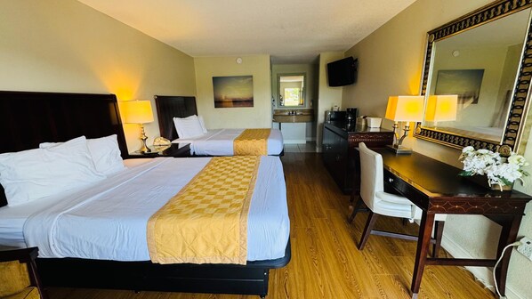 Kamar Double Deluks | Brankas, meja kerja, tirai kedap cahaya, dan setrika/meja setrika