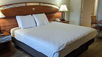 Deluxe-huone, 1 suuri parisänky, esteetön | 1 makuuhuone, tallelokero huoneessa, työpöytä, pimennysverhot