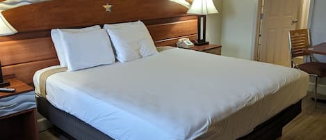 Deluxe-Zimmer, 1 King-Bett, barrierefrei | 1 Schlafzimmer, Zimmersafe, Schreibtisch, VerdunkelungsvorhÀnge