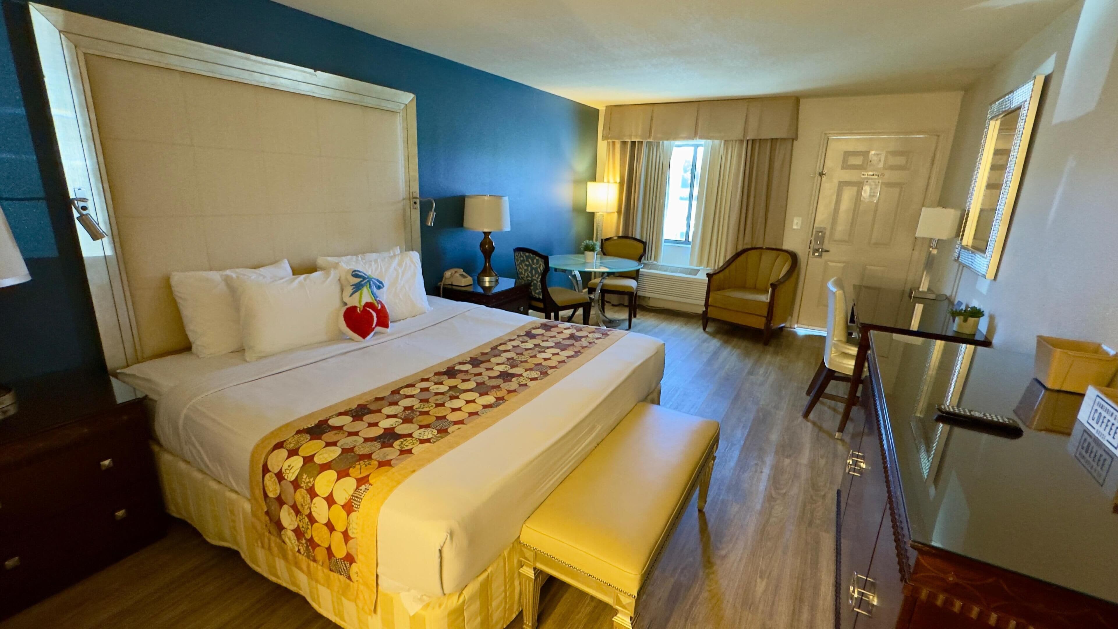 Chambre Deluxe | Coffres-forts dans les chambres, bureau, rideaux occultants