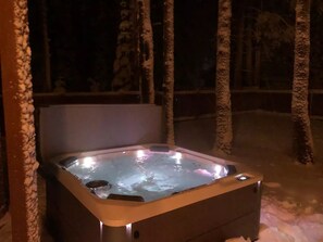 Outdoor spa tub - Luxury House, Hot Tub, Pet Friendly, Pool Table, EV Charger
 (South Lake Tahoe)