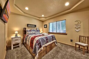4 bedrooms, desk, free WiFi, bed sheets - Luxury House, Hot Tub, Pet Friendly, Pool Table, EV Charger
 (South Lake Tahoe)