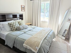 1 bedroom, desk, iron/ironing board, travel cot - Downtown Villa-Fully equipped! Short drive Beaches, Short Walk to Payne Park.  (Sarasota)