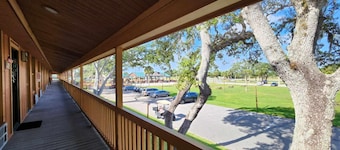 The Farmhouse at River Ranch, Steps to Rodeo! 227