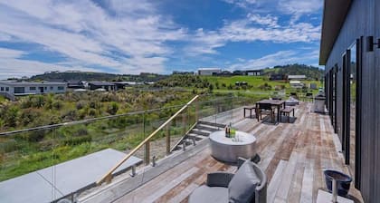 Hosts on the Coast - Leighs' Luxury Retreat
