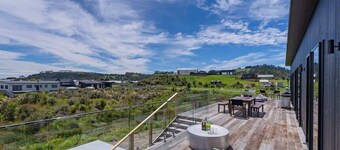 Hosts on the Coast - Leighs' Luxury Retreat