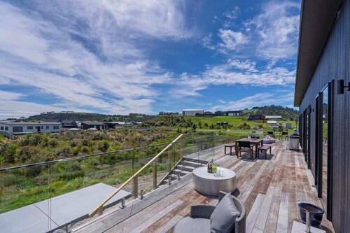 Hosts on the Coast - Leighs' Luxury Retreat