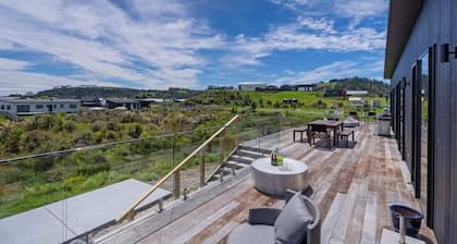 Hosts on the Coast - Leighs' Luxury Retreat