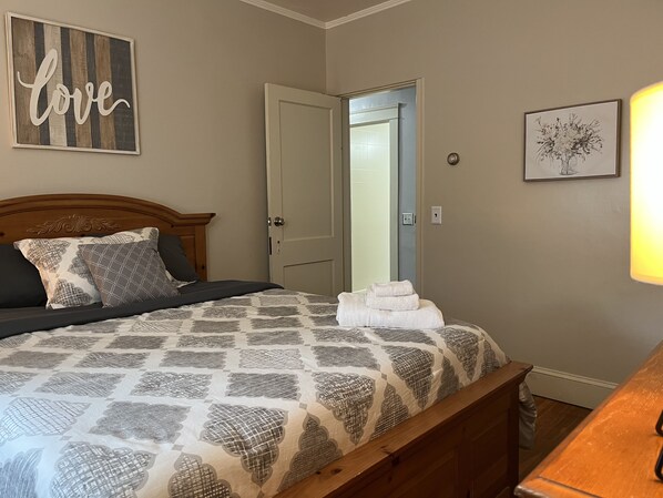 3 habitaciones, escritorio, tabla de planchar con plancha y wifi gratis 