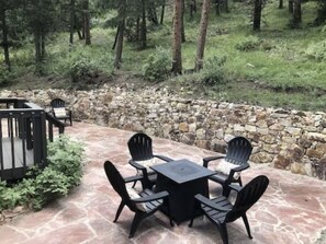 Outdoor dining - Awesome setting!! 3 bedroom 2 bath close to downtown and RMNP (Estes Park)