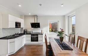 Réfrigérateur, four à micro-ondes, surface de cuisson, lave-vaisselle