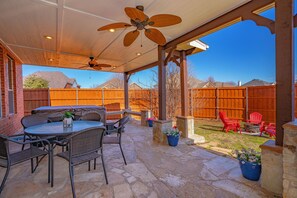 Outdoor dining - Spacious 5 bedroom w/ Game Room, Office and Covered Patio (Allen)