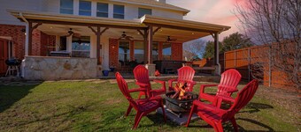 Spacious 5 bedroom w/ Game Room, Office and Covered Patio