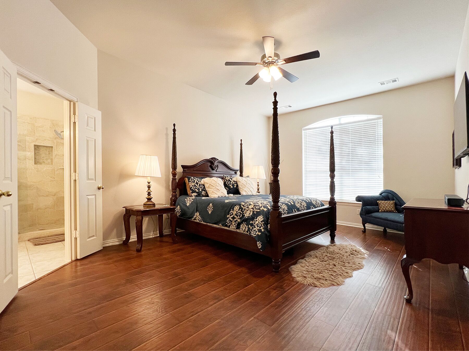 5 bedrooms, desk, iron/ironing board, free WiFi