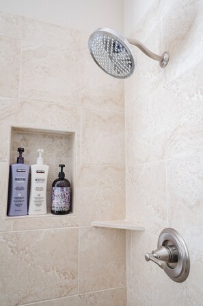 Douche, baignoire à remous, séchoir à cheveux, serviettes fournies