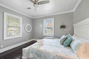 5 habitaciones, escritorio y tabla de planchar con plancha 