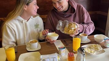 Daily continental breakfast (CLP 6000 per person)