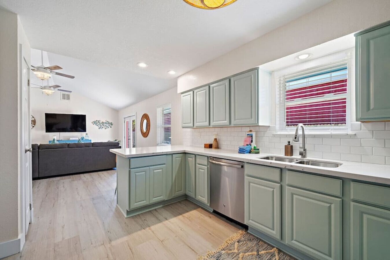 Kylskåp, mikrovågsugn, ugn och spishäll