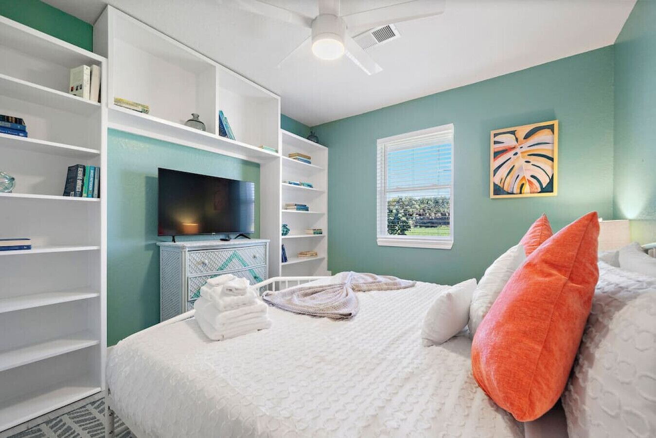 5 makuuhuonetta, työpöytä, silitysrauta/-lauta, vauvan matkasänky