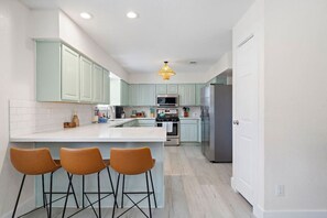 Réfrigérateur, four à micro-ondes, un four, surface de cuisson