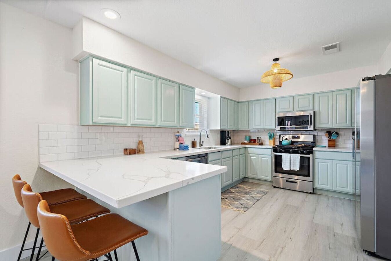 Jääkaappi, mikroaaltouuni, uuni, liesi