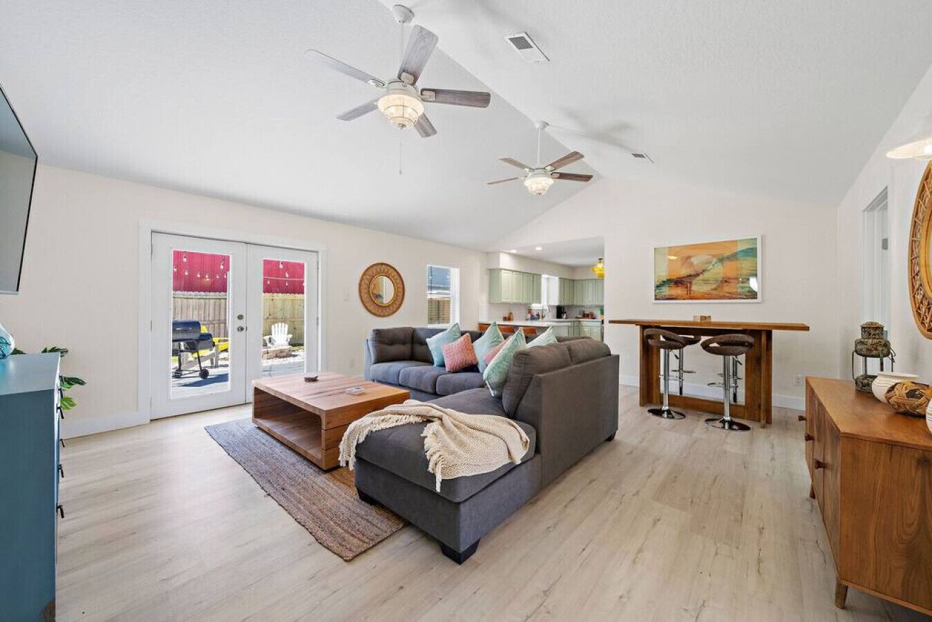 Smart-TV, Videospiele, Tischfußball, Bücher