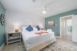 5 chambres, bureau, fer et planche à repasser, lit de bébé portatif