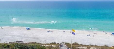 Una spiaggia nelle vicinanze