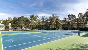 A tennis court with a net, surrounded by trees and buildings. - Cassine- 3 Min to Beach, 2 BR, Pool, Bikes, Tennis & Beach (Santa Rosa Beach)