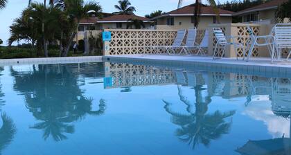 Cozy Romantic Bungalow — 3 min walk to the beach, in front of the golf course!