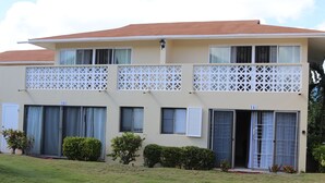 Un immeuble de deux étages doté d’un balcon, d’un toit plat et d’une enseigne portant le numéro 14.