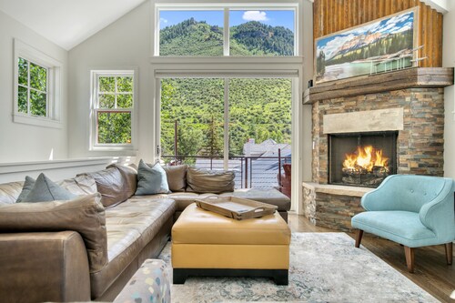 Modern Mountain Cabin in Downtown Minturn. 1 Block off Main Street. 