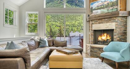 Modern Mountain Cabin in Downtown Minturn. 1 Block off Main Street.