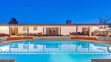 Utendørsbasseng og et oppvarmet basseng