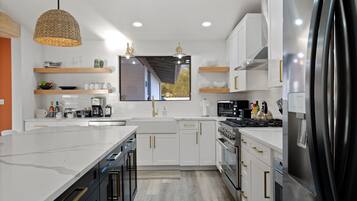 Frigorífic, microones, forn i placa de cuina