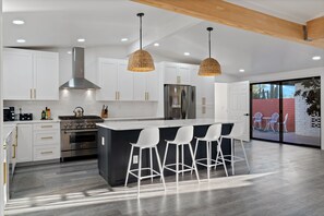 Geladeira, micro-ondas, fogão, cooktop