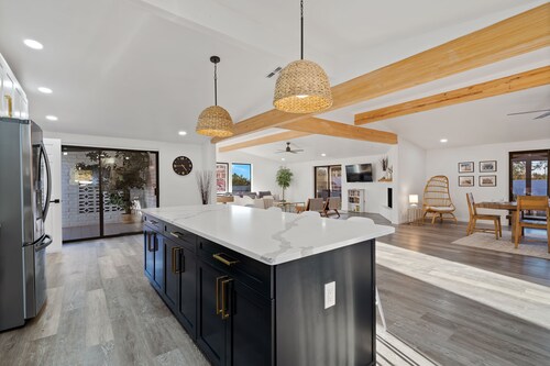 Catalina Foothills, Modern, Heated Pool, Spa, Views, Sleeps 16