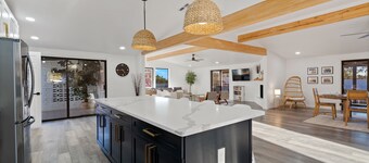 Catalina Foothills, Modern, Heated Pool, Spa, Views, Sleeps 16