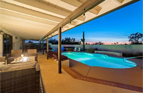 Catalina Foothills, Modern, Heated Pool, Spa, Views, Sleeps 16