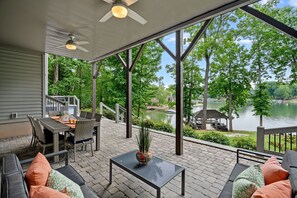 Outdoor dining - Ruby Arrival by SoCharm | Luxury on Lake Norman (Mooresville)