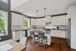 Réfrigérateur, four à micro-ondes, un four, surface de cuisson