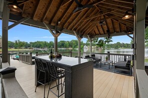Outdoor dining - Ruby Arrival by SoCharm | Luxury on Lake Norman (Mooresville)