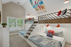 6 bedrooms, desk, iron/ironing board, free WiFi