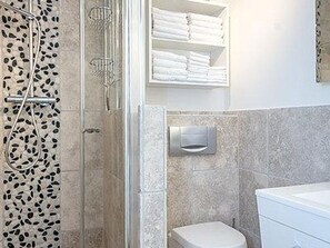 Douche, sèche-cheveux, serviettes fournies